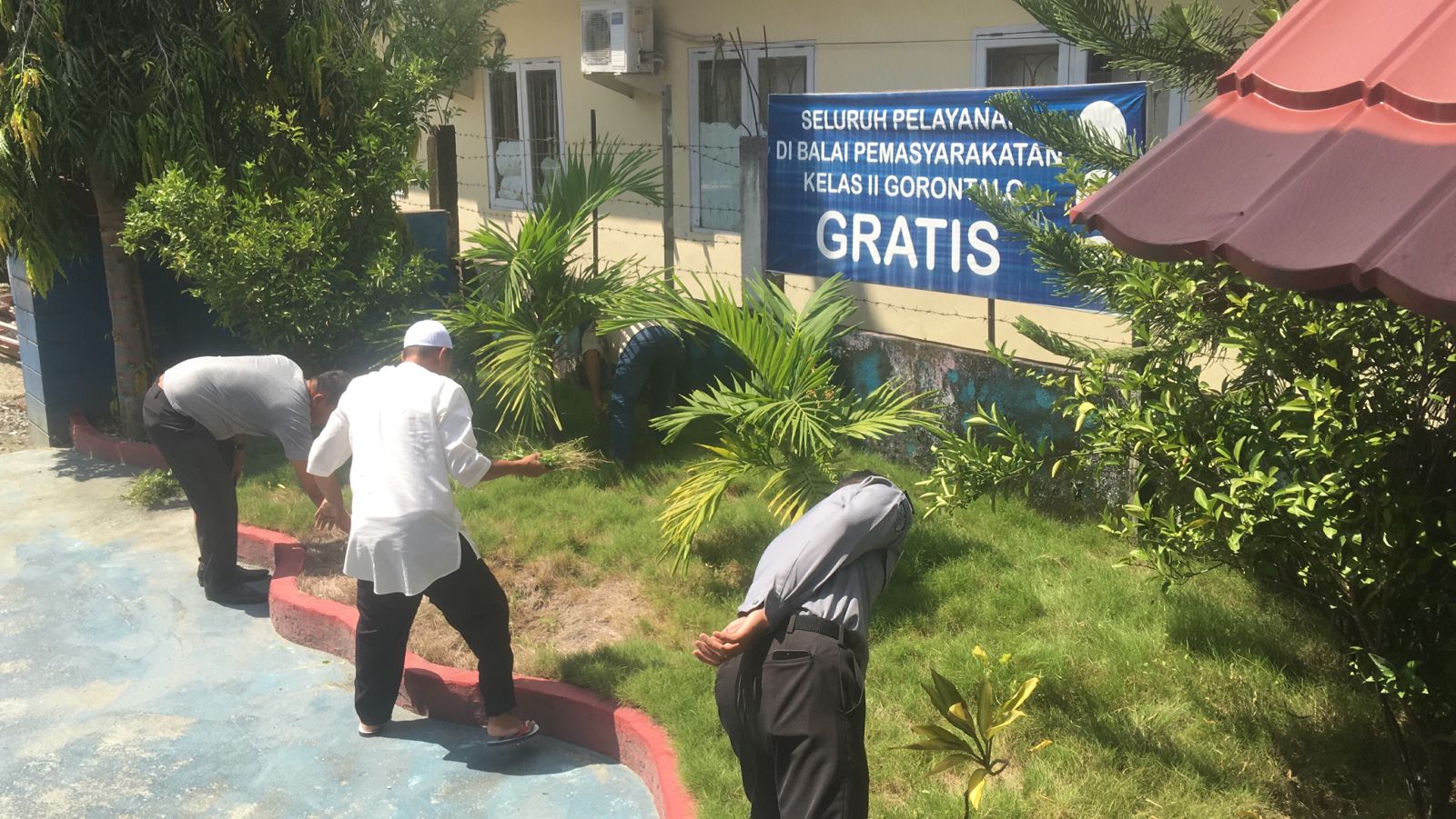 Pasca Libur Cuti Bersama Lebaran dan Jelang HBP ke-60, Bapas Gorontalo Bersih-bersih Lingkungan Kantor